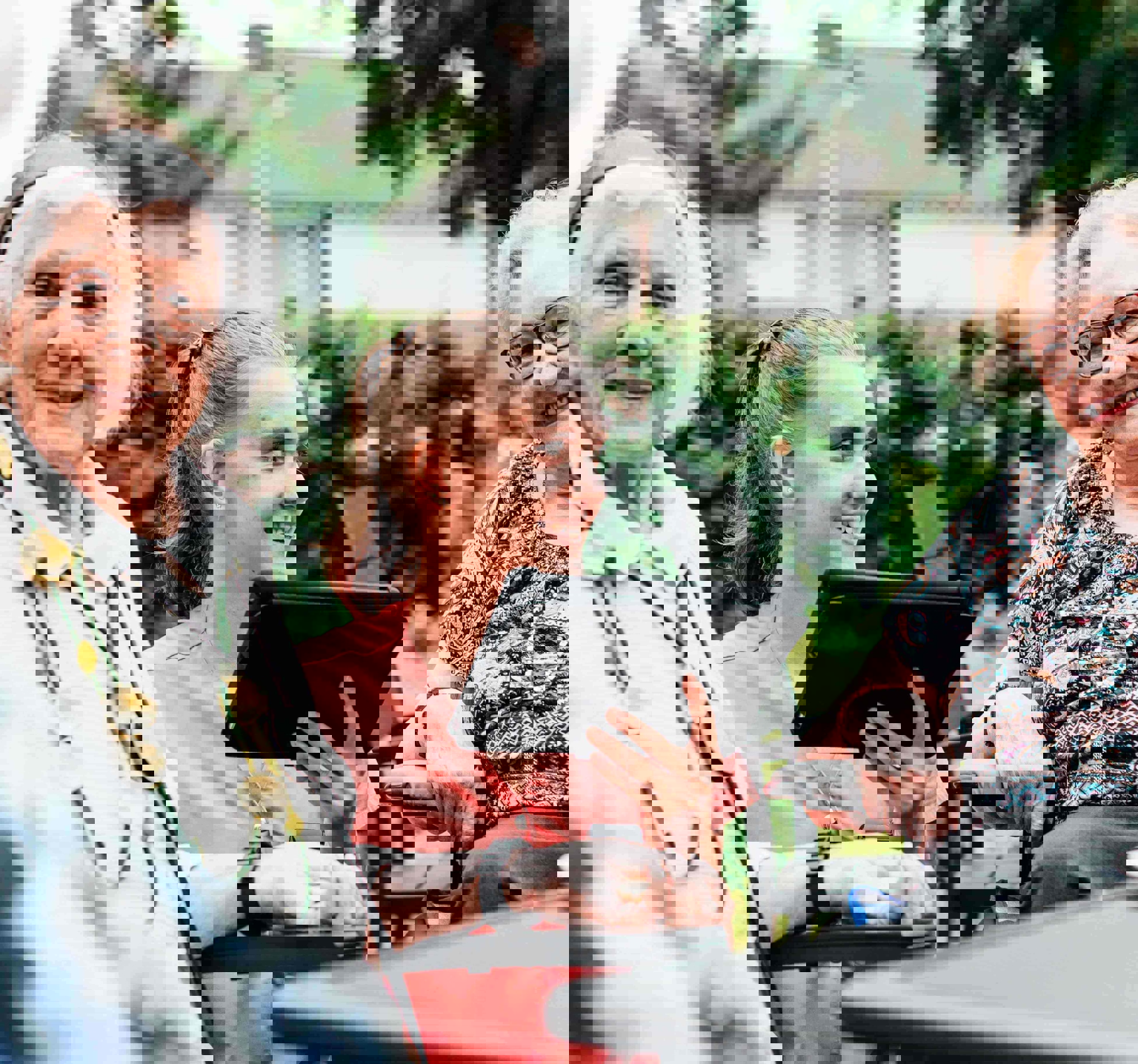 Zorgmedewerker met vrolijke cliënten in de vvt