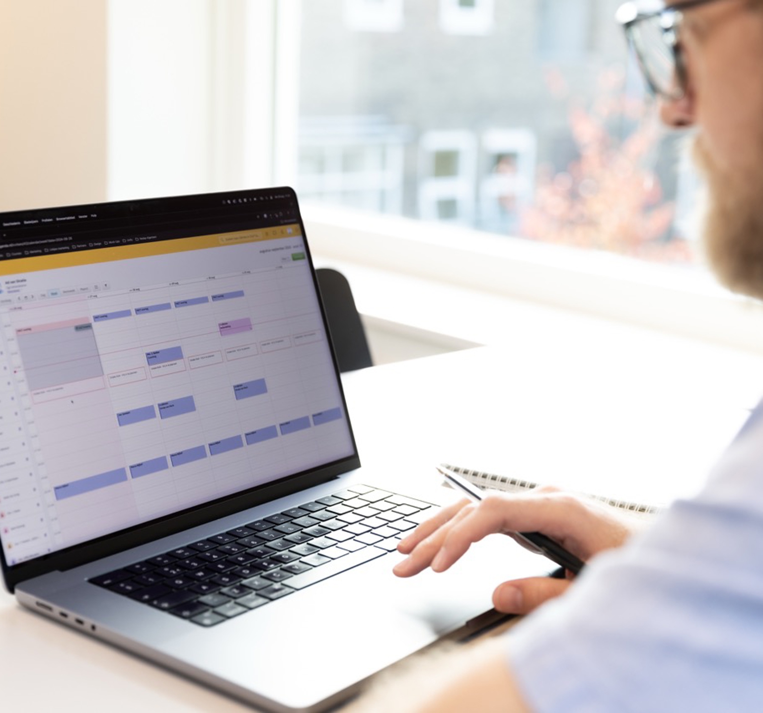 Administratie specialist met Nedap Ons® op laptop