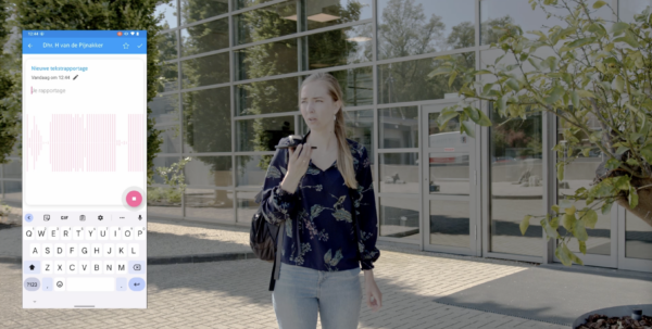 Zorgmedewerker rapporteert spraakgestuurd