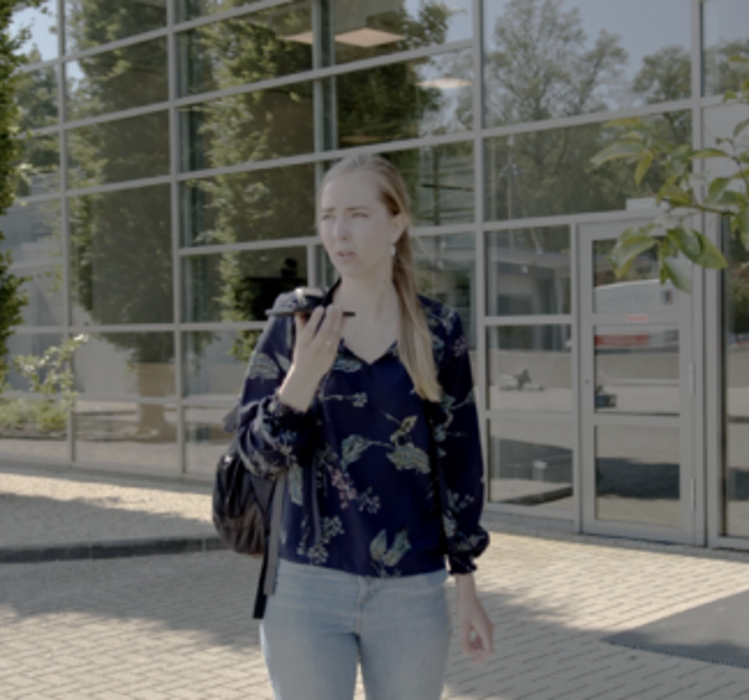 Zorgmedewerker rapporteert spraakgestuurd