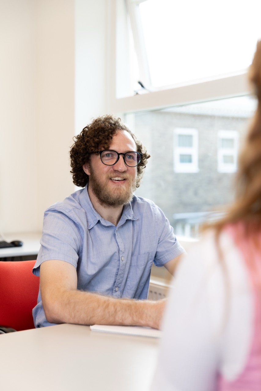 Zorgmanager lacht op de foto