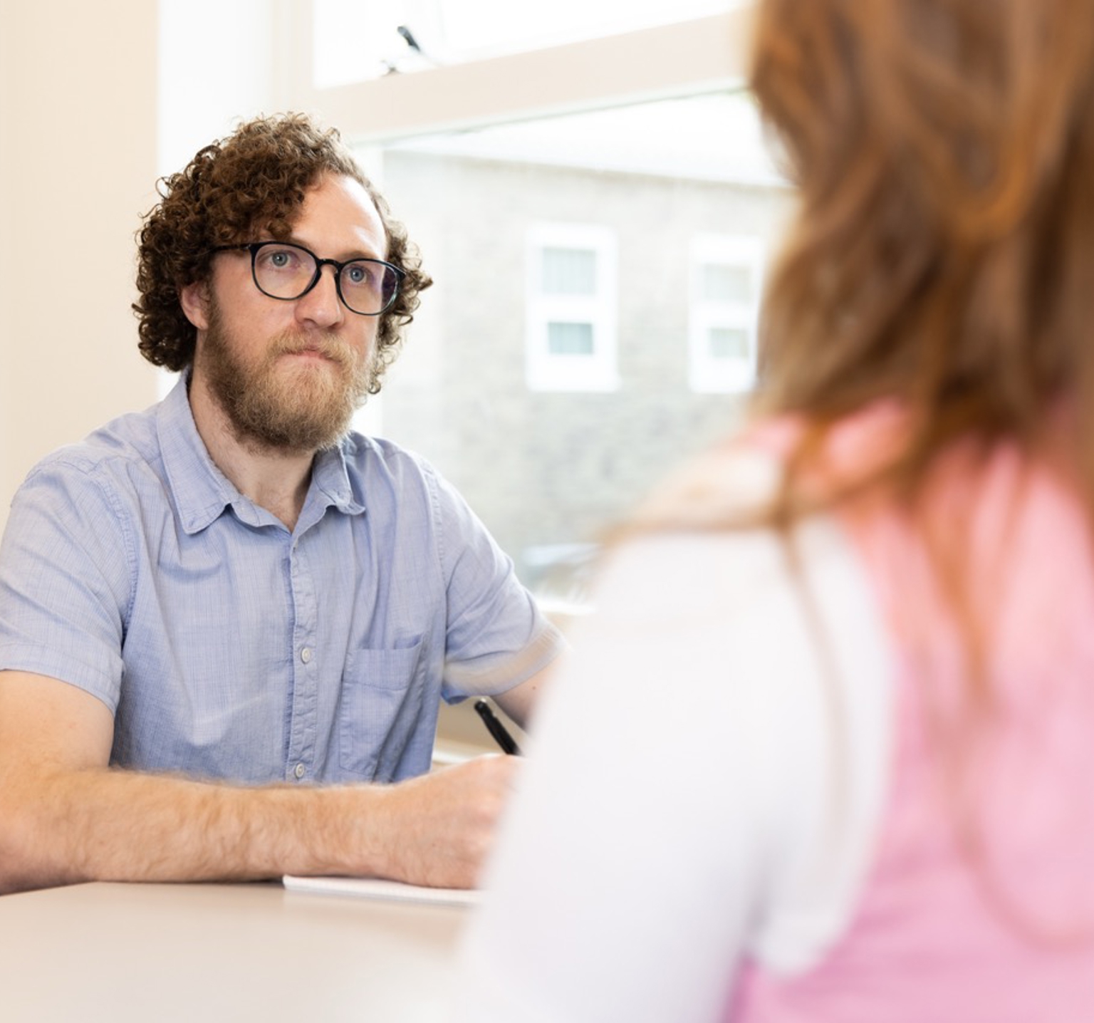 Behandelaar met cliënt in consult