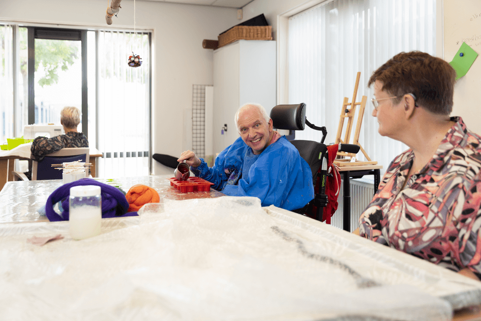 Vrolijke cliënt binnen een ghz instelling