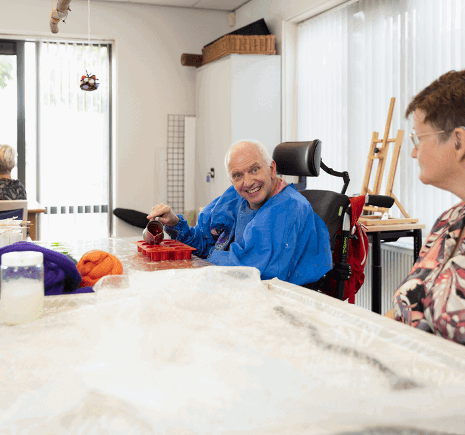 Vrolijke cliënt binnen een ghz instelling