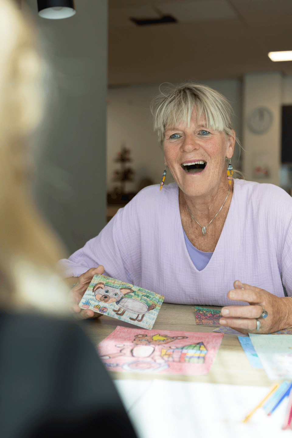 Lachende zorgmedewerker