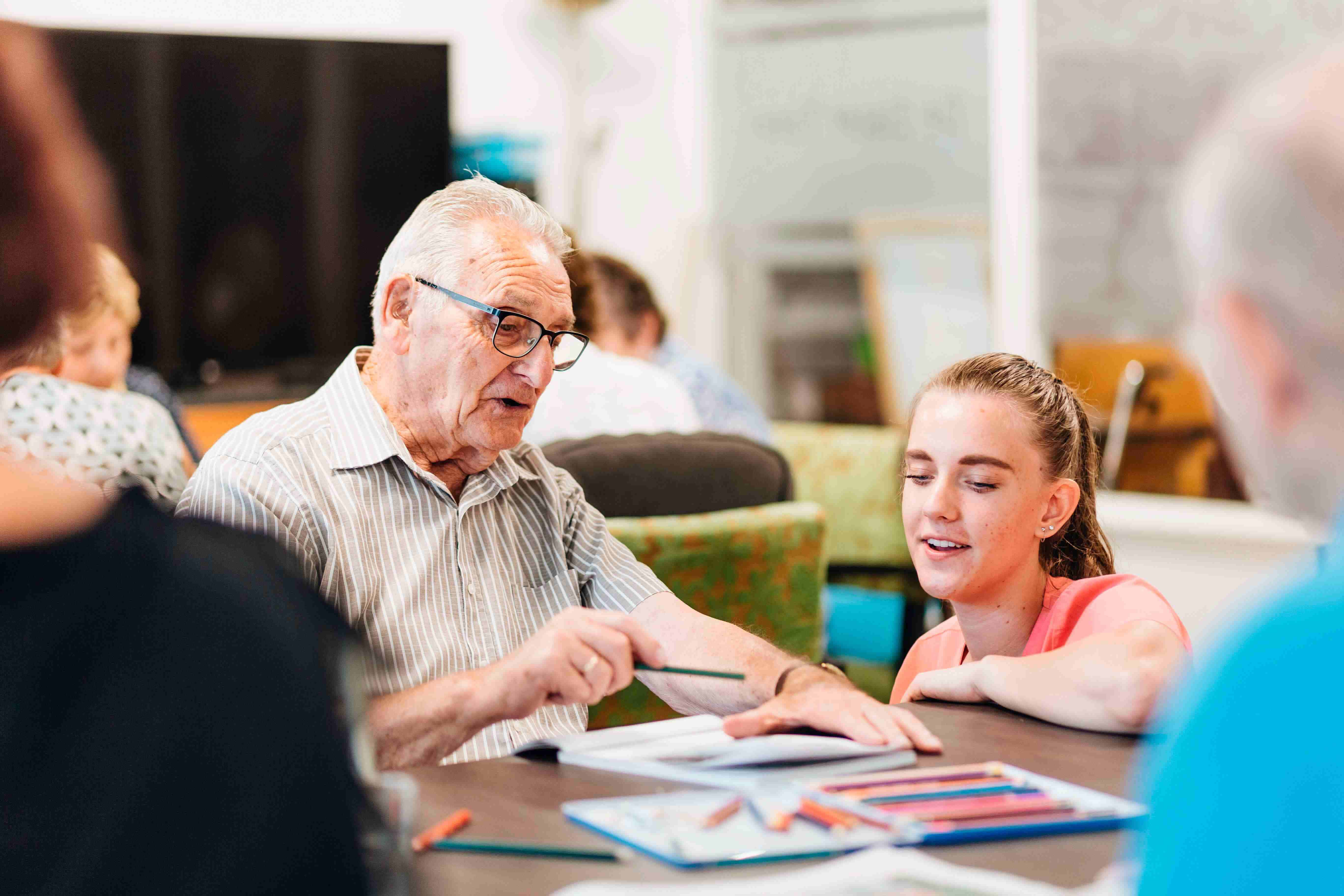 Zorgmedewerker met cliënt in vvt