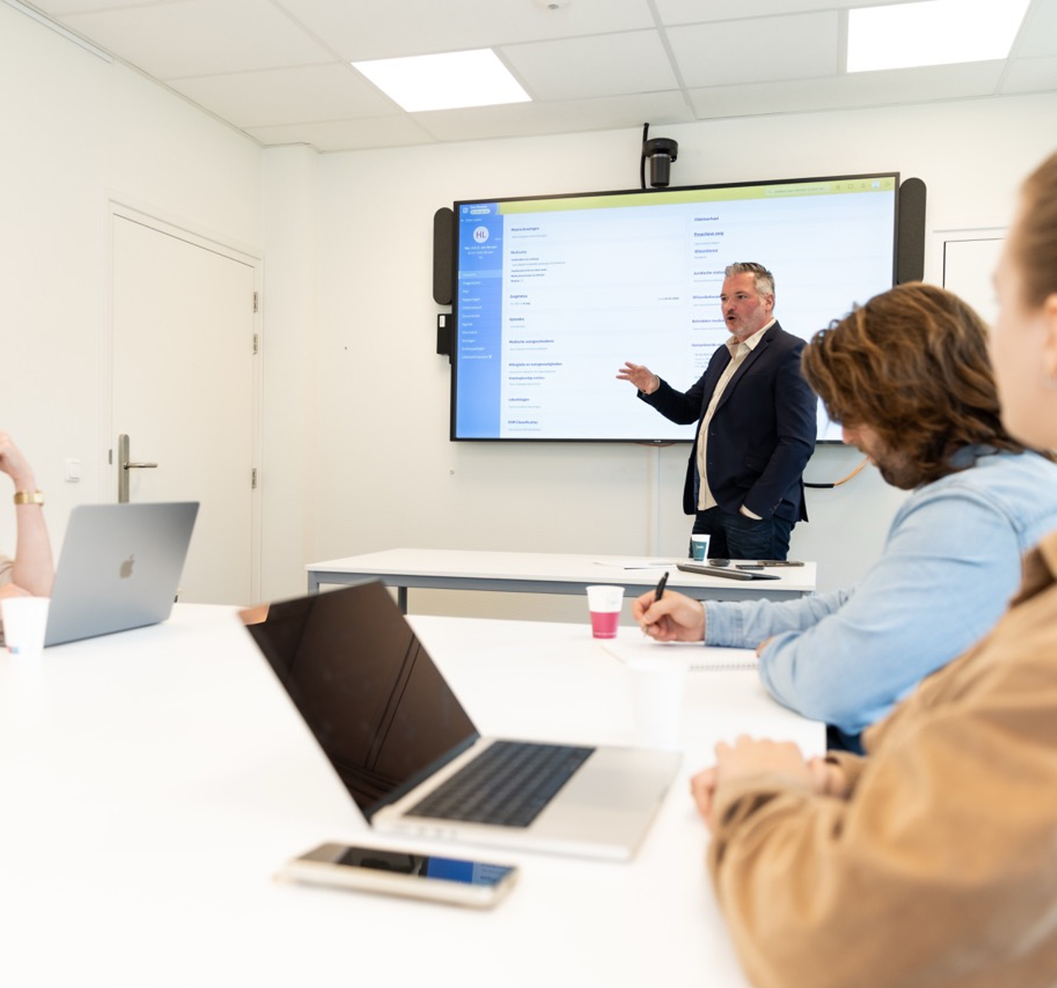 Bestuurder geeft een presentatie aan collega's