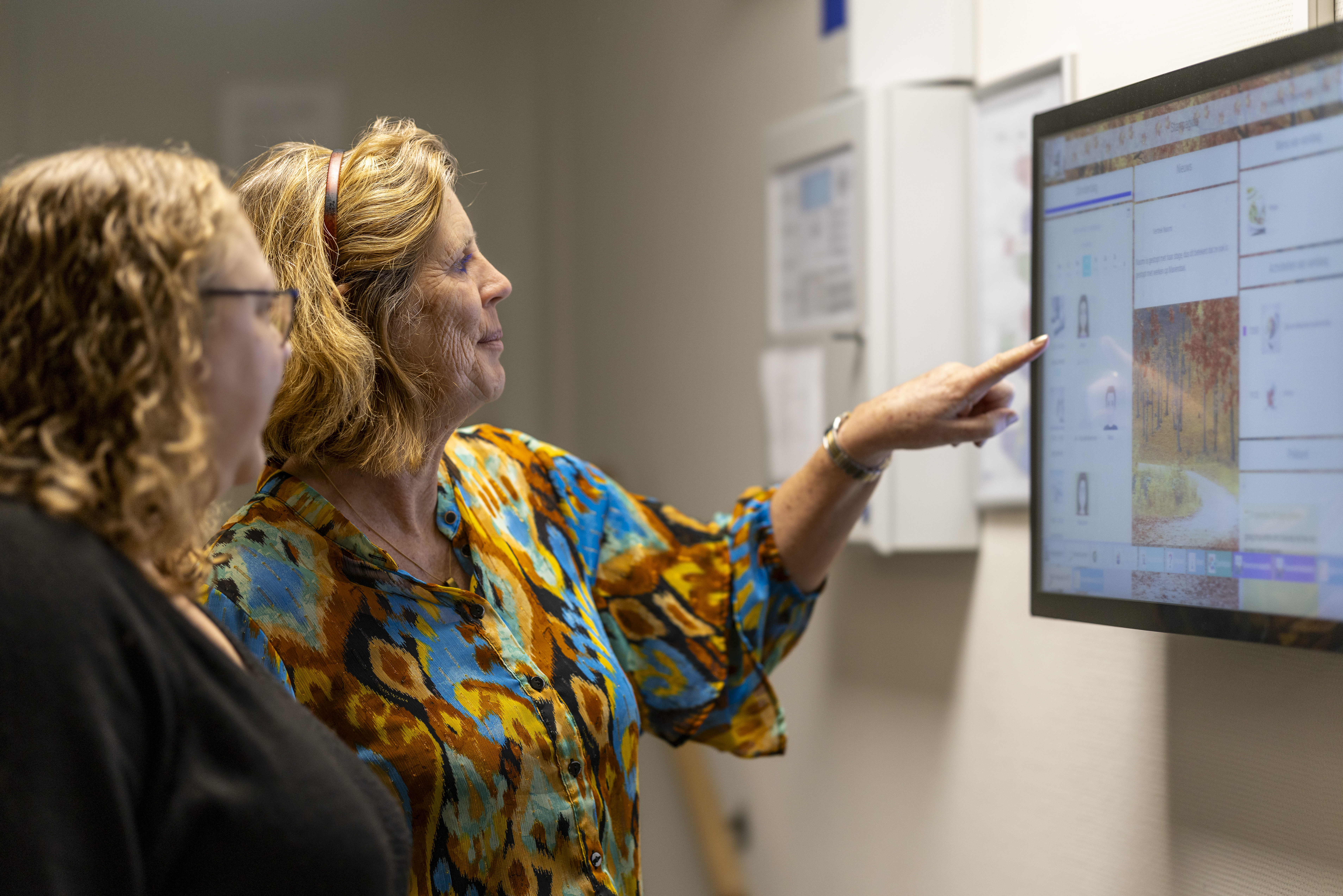 Ons® Rooster x MijnEigenPlan bij Riwis - Dianne en Mariska bij het scherm van MijnEigenPlan