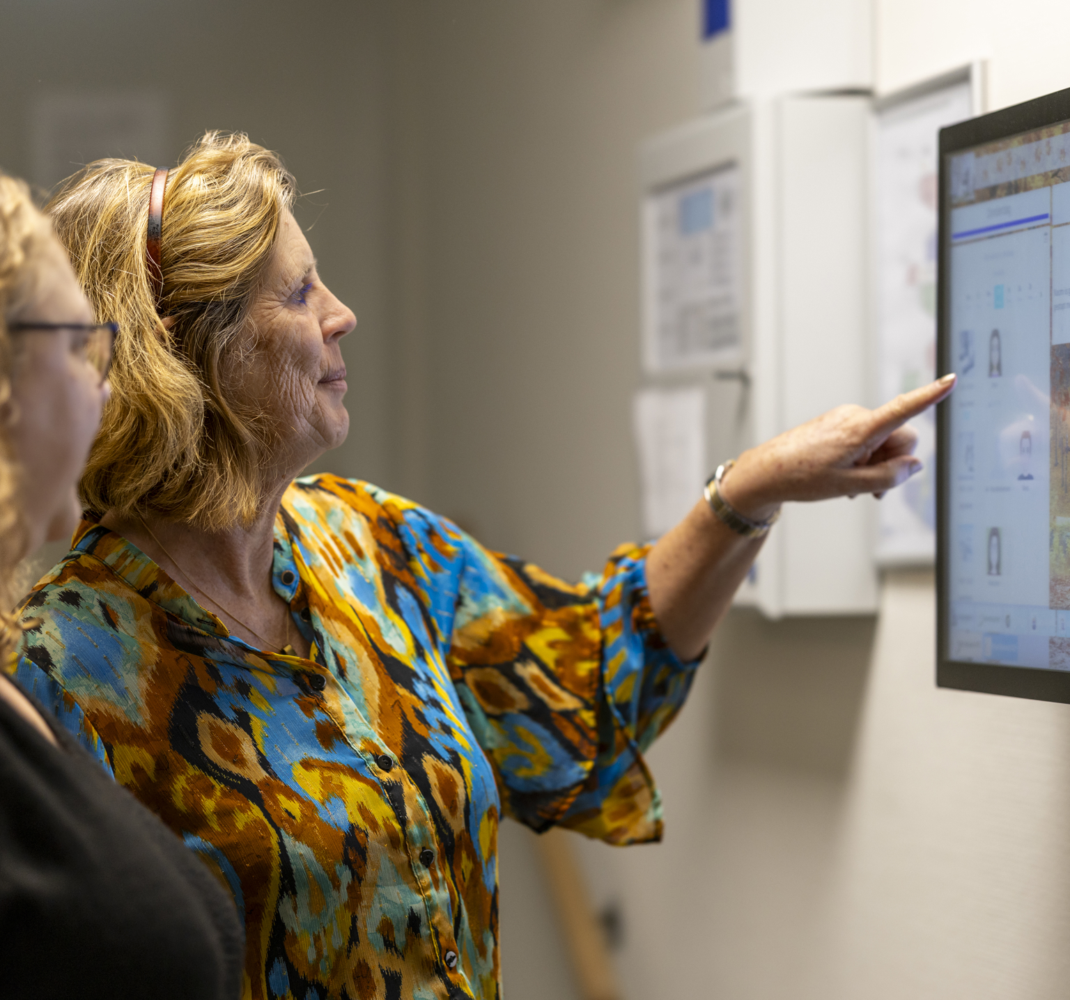 Ons® Rooster x MijnEigenPlan bij Riwis - Dianne en Mariska bij het scherm van MijnEigenPlan