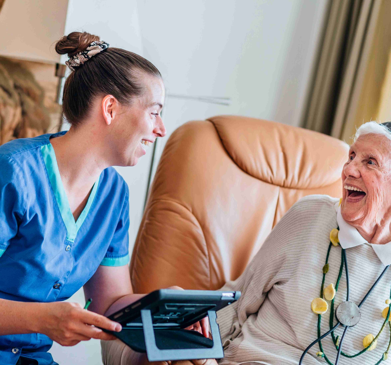 Ouderenzorg zorgprofessional client vrolijk.jpg