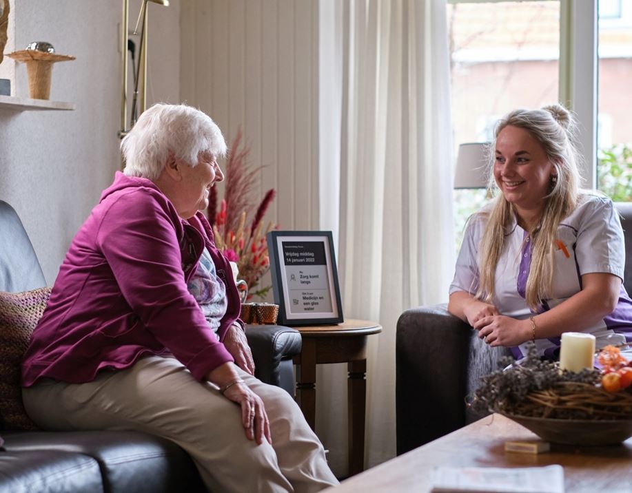 Cliënt en zorgmedewerker met een Nedap Luna