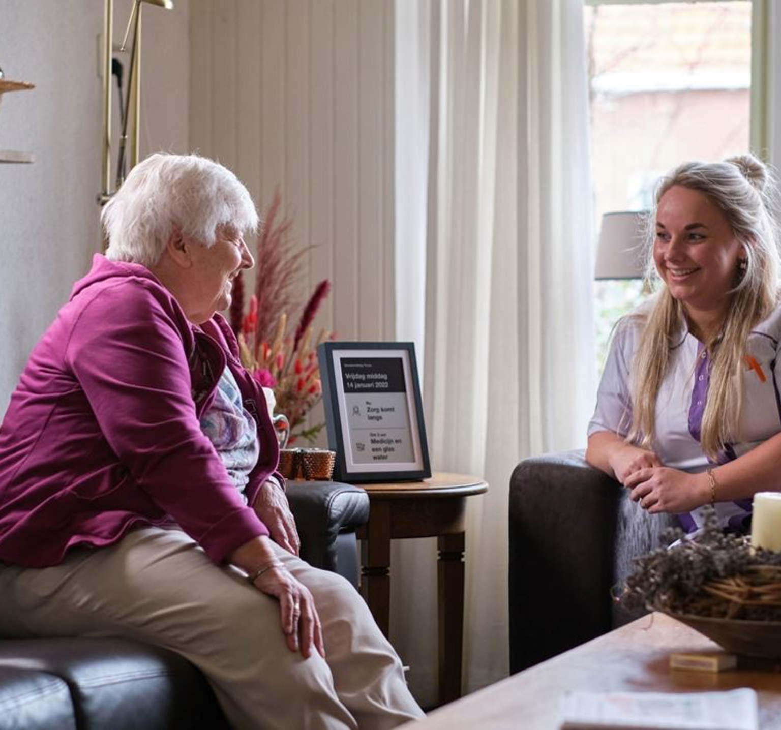 Zorgmedewerker thuis bij een cliënt met een Nedap Luna