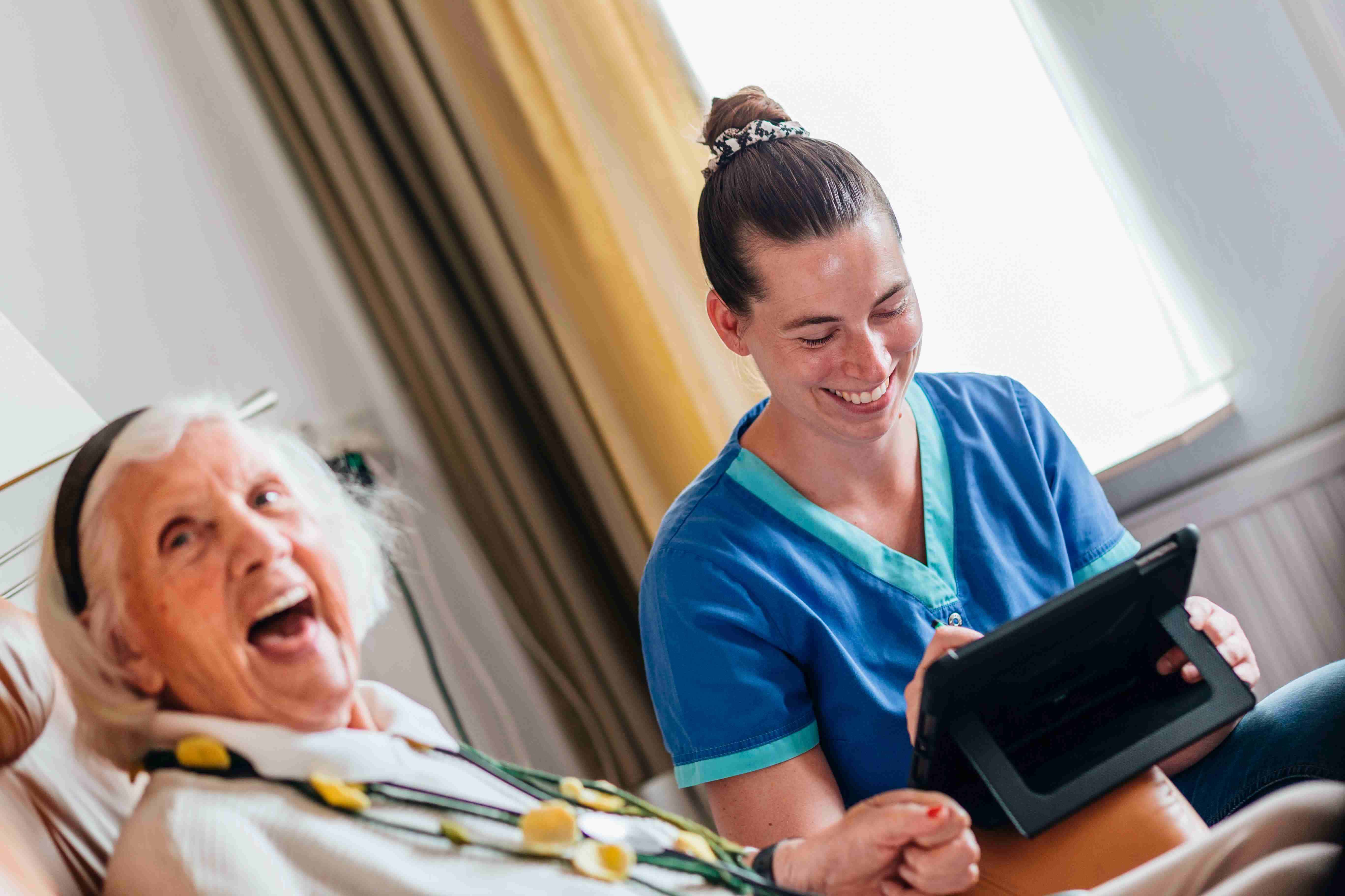 ouderenzorg zorgprofessional client  vrolijk 2.jpg