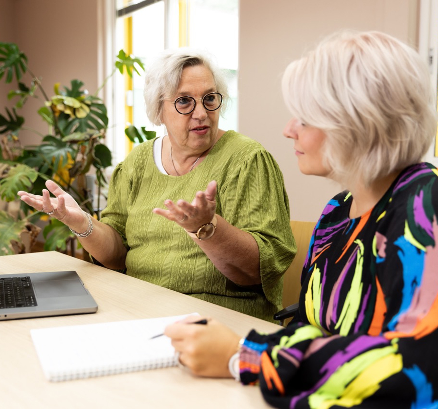 Zorgmedewerkers in overleg